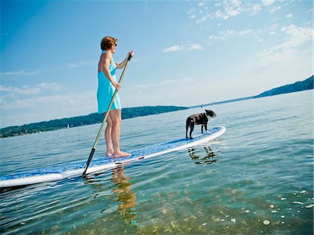 fun happy dog - Femme à bord de la pagaie avec chien Photographie de stock - Premium Libres de Droits, Code: 673-06025478