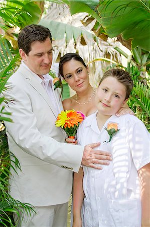 Couple de mariage avec garçon sous les palmiers Photographie de stock - Premium Libres de Droits, Code: 673-06025620