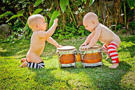 drum (instrument) - Twin babies playing drums outdoors Stock Photo - Premium Royalty-Free, Code: 673-06964583