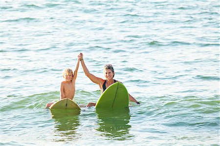 en pied - Woman and boy on surfboards in water Photographie de stock - Premium Libres de Droits, Code: 673-06964634