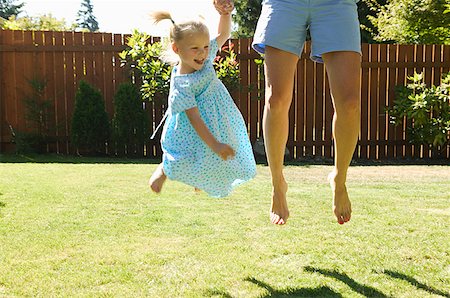 Young girl jumping with her mother. Foto de stock - Sin royalties Premium, Código: 673-02137938