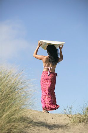 sports events - Femme qui marche à l'extérieur avec une planche de surf. Photographie de stock - Premium Libres de Droits, Code: 673-02138082