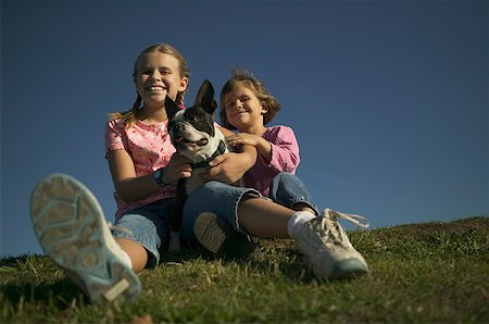 Two young with their pet dog. Foto de stock - Sin royalties Premium, Código: 673-02138109