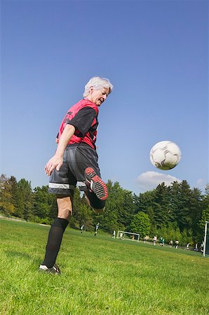 An older woman playing soccer Foto de stock - Sin royalties Premium, Código: 673-02138830