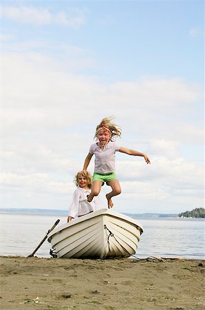 Enfants jouant dans une barque sur la plage Photographie de stock - Premium Libres de Droits, Code: 673-02139153