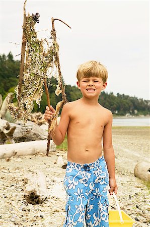 simsearch:673-02139140,k - Boy holding up dried seaweed Stock Photo - Premium Royalty-Free, Code: 673-02139160
