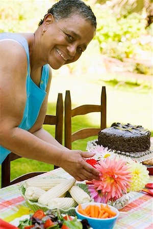 simsearch:673-02139604,k - Woman setting the table for a picnic Stock Photo - Premium Royalty-Free, Code: 673-02139585