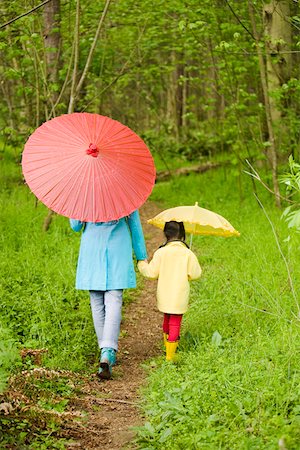 Mère et fille marche dans la forêt Photographie de stock - Premium Libres de Droits, Code: 673-02140007
