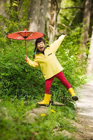 Happy little girl posant avec parasol Photographie de stock - Premium Libres de Droits, Code: 673-02140008