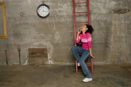 Young woman laughing on cell phone Foto de stock - Sin royalties Premium, Código: 673-02141267