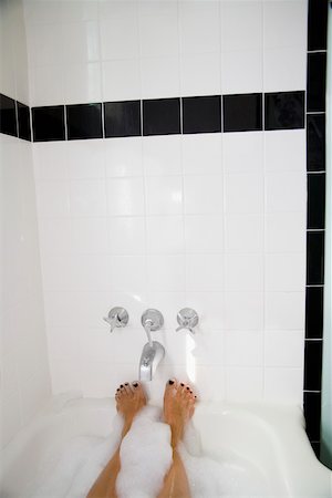 Pieds de la femme dans la baignoire Photographie de stock - Premium Libres de Droits, Code: 673-02141598