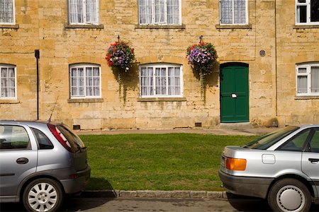 renting - Les voitures garées cottages en pierre extérieur, Cotswolds, Royaume-Uni Photographie de stock - Premium Libres de Droits, Code: 673-02141857