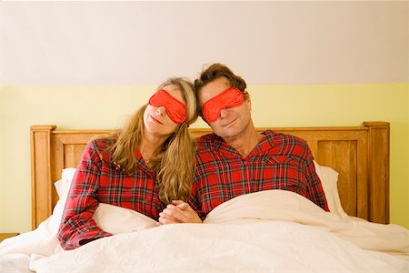 sleeper - Couple assis dans son lit, portant des masques pour les yeux Photographie de stock - Premium Libres de Droits, Code: 673-02142134