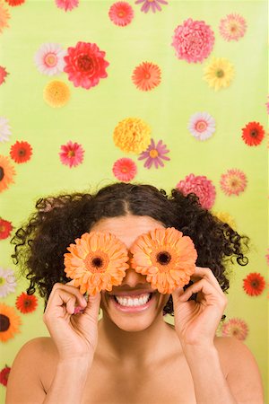 Fleurs holding femme au-dessus des yeux Photographie de stock - Premium Libres de Droits, Code: 673-02142181