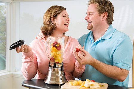 fat women friendship - Couple making a smoothie Stock Photo - Premium Royalty-Free, Code: 673-02142413