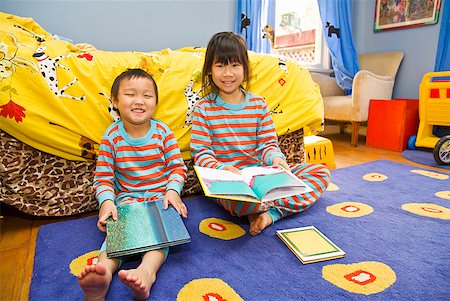 Asian siblings holding books Stock Photo - Premium Royalty-Free, Code: 673-02143864