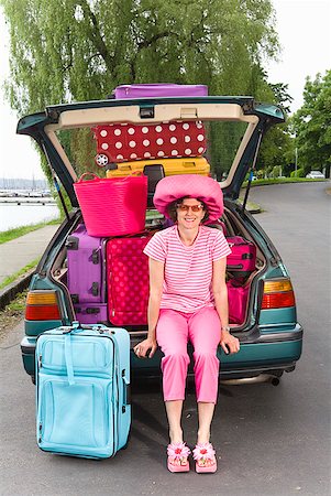 packed - Woman posing with car loaded with colorful suitcases Foto de stock - Sin royalties Premium, Código: 673-02216520