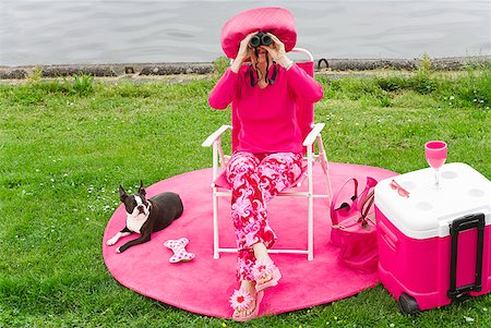simsearch:673-02386607,k - Woman in pink and dog picnicking by water Stock Photo - Premium Royalty-Free, Code: 673-02216537