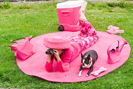simsearch:673-02386607,k - Woman in pink and dog picnicking Stock Photo - Premium Royalty-Free, Code: 673-02216538