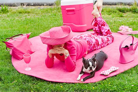 simsearch:673-02386607,k - Woman in pink and dog picnicking Stock Photo - Premium Royalty-Free, Code: 673-02216540