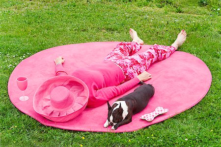 simsearch:673-02386607,k - Woman in pink and dog relaxing outdoors on rug Stock Photo - Premium Royalty-Free, Code: 673-02216541