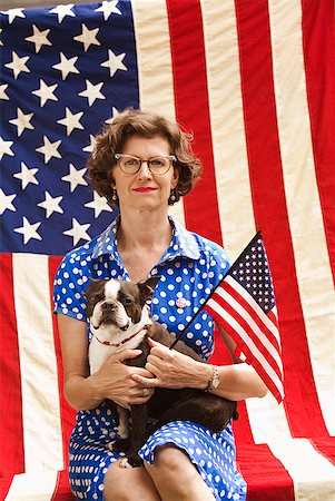 pennant flag - Patriotic woman and Boston Terrier dog posing with American flag Foto de stock - Sin royalties Premium, Código: 673-02216553