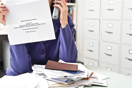 Woman on phone looking at bankruptcy notice Foto de stock - Sin royalties Premium, Código: 673-02801323