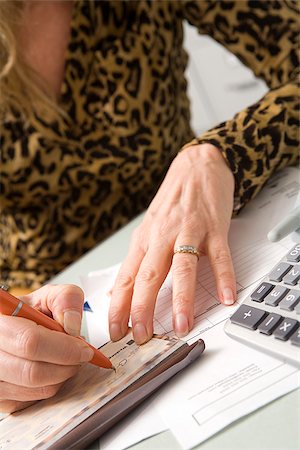 Woman writing a check and paying bills Foto de stock - Sin royalties Premium, Código: 673-02801345