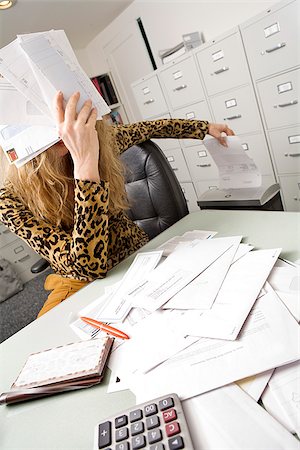 Woman sorting through bills and mail in an office Foto de stock - Sin royalties Premium, Código: 673-02801349