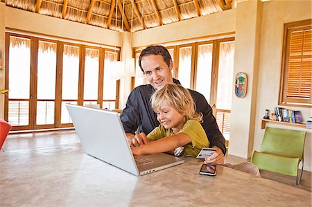 family computer kitchen - homme travaillant sur ordinateur portable avec l'enfant sur les genoux Photographie de stock - Premium Libres de Droits, Code: 673-03623269