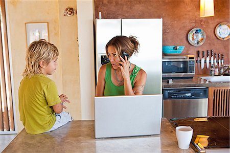 family computer kitchen - femme avec ordinateur portable et de l'enfant dans la cuisine Photographie de stock - Premium Libres de Droits, Code: 673-03623280
