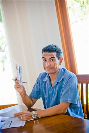 man at table with bills Foto de stock - Sin royalties Premium, Código: 673-03826399