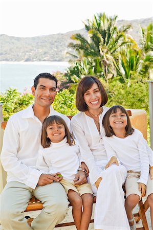 simsearch:673-03826505,k - Portrait de parents avec deux filles Photographie de stock - Premium Libres de Droits, Code: 673-03826406
