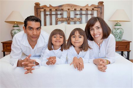 simsearch:673-03826505,k - parents et ses deux filles sur le lit Photographie de stock - Premium Libres de Droits, Code: 673-03826414