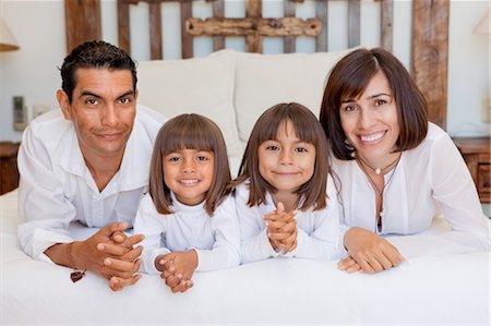 simsearch:673-03826505,k - parents et ses deux filles sur le lit Photographie de stock - Premium Libres de Droits, Code: 673-03826415