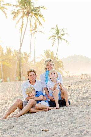 simsearch:673-03826505,k - Portrait de famille sur la plage Photographie de stock - Premium Libres de Droits, Code: 673-03826426