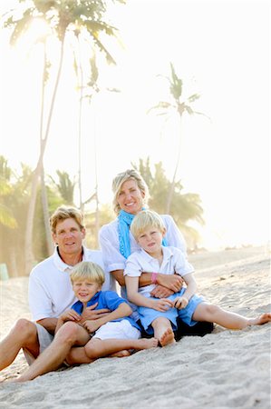 simsearch:673-03826505,k - Portrait de famille sur la plage Photographie de stock - Premium Libres de Droits, Code: 673-03826427
