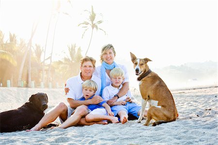 simsearch:673-03826505,k - Portrait de famille sur la plage avec les chiens Photographie de stock - Premium Libres de Droits, Code: 673-03826429