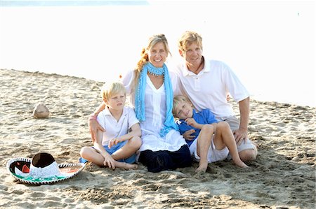 simsearch:673-03826505,k - Portrait de famille sur la plage Photographie de stock - Premium Libres de Droits, Code: 673-03826435