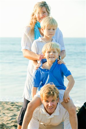 simsearch:673-03826505,k - Portrait de famille sur la plage Photographie de stock - Premium Libres de Droits, Code: 673-03826438