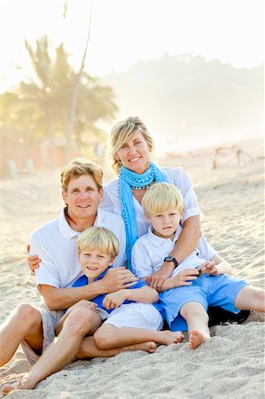 simsearch:673-03826505,k - Portrait de famille sur la plage Photographie de stock - Premium Libres de Droits, Code: 673-03826430