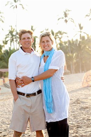 simsearch:673-03826505,k - Portrait de couple sur la plage Photographie de stock - Premium Libres de Droits, Code: 673-03826444