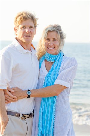 simsearch:673-03826505,k - Portrait de couple sur la plage Photographie de stock - Premium Libres de Droits, Code: 673-03826443