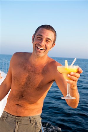 man with cocktail on yacht Foto de stock - Sin royalties Premium, Código: 673-03826499