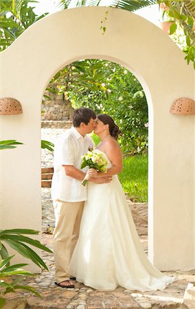 simsearch:400-05368603,k - bridal couple kissing outdoors Stock Photo - Premium Royalty-Free, Code: 673-03826514