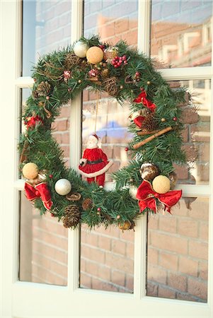 santa window - Christmas wreath on door Stock Photo - Premium Royalty-Free, Code: 685-02937676