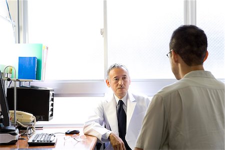 simsearch:685-02938374,k - Doctor talking to patient Stock Photo - Premium Royalty-Free, Code: 685-02938349