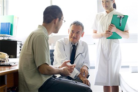 simsearch:685-02938374,k - Doctor talking to patient Stock Photo - Premium Royalty-Free, Code: 685-02938353