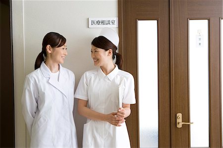 simsearch:685-02938374,k - Female nurse and doctor talking in front of door Stock Photo - Premium Royalty-Free, Code: 685-02938373