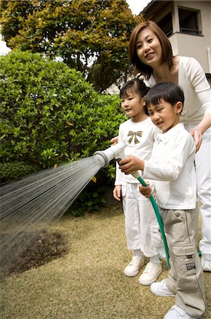 Mother and children watering trees Foto de stock - Sin royalties Premium, Código: 685-02940598